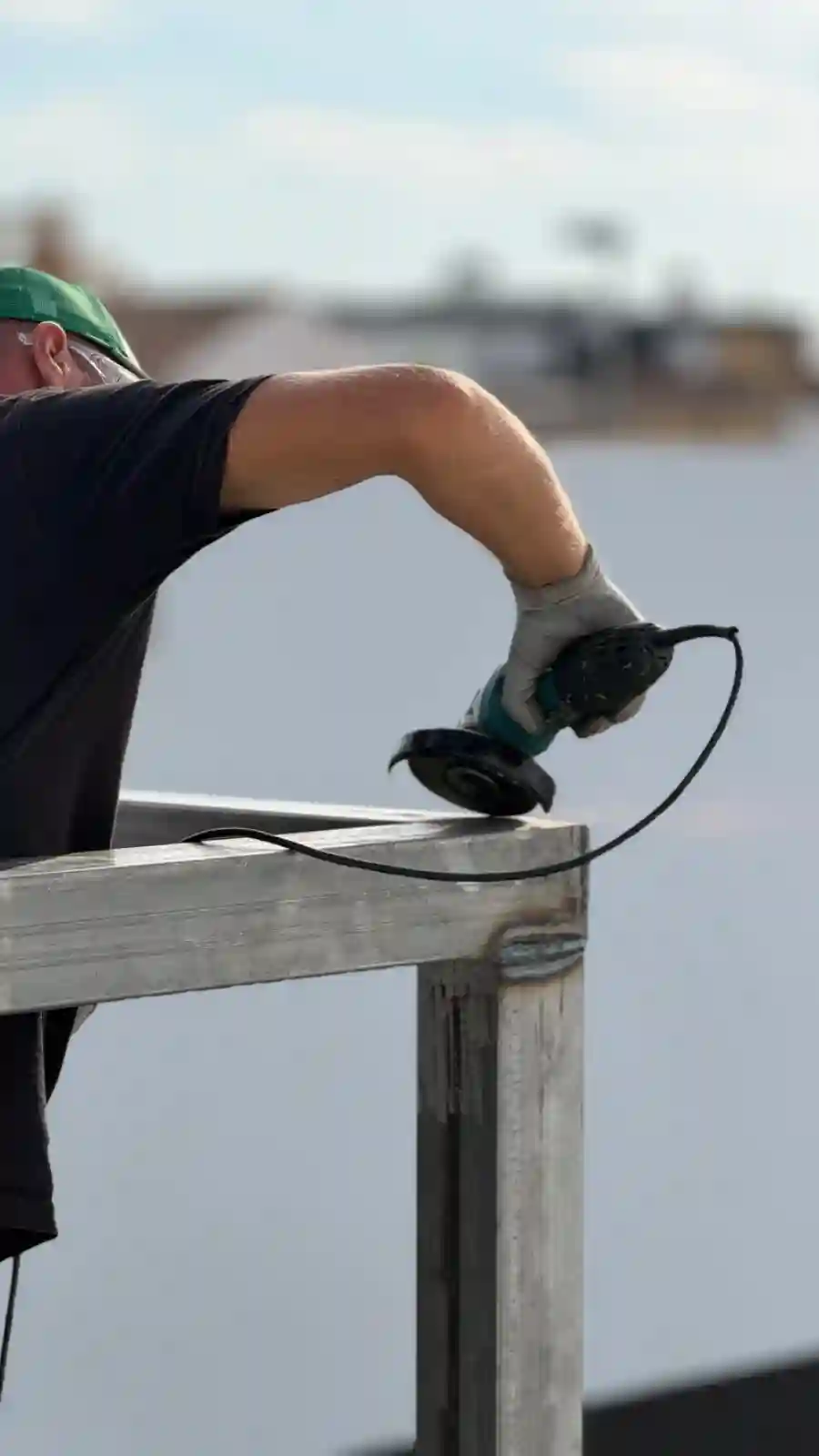 Precision surface finishing of aluminium frame — ESPENERGIA solar pergola installation in Spain