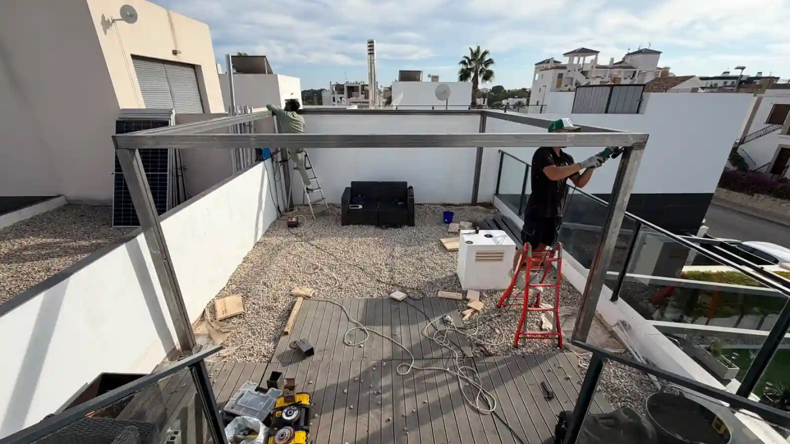 On-site assembly of DESOLUX™ pergola frame by ESPENERGIA team in Spain