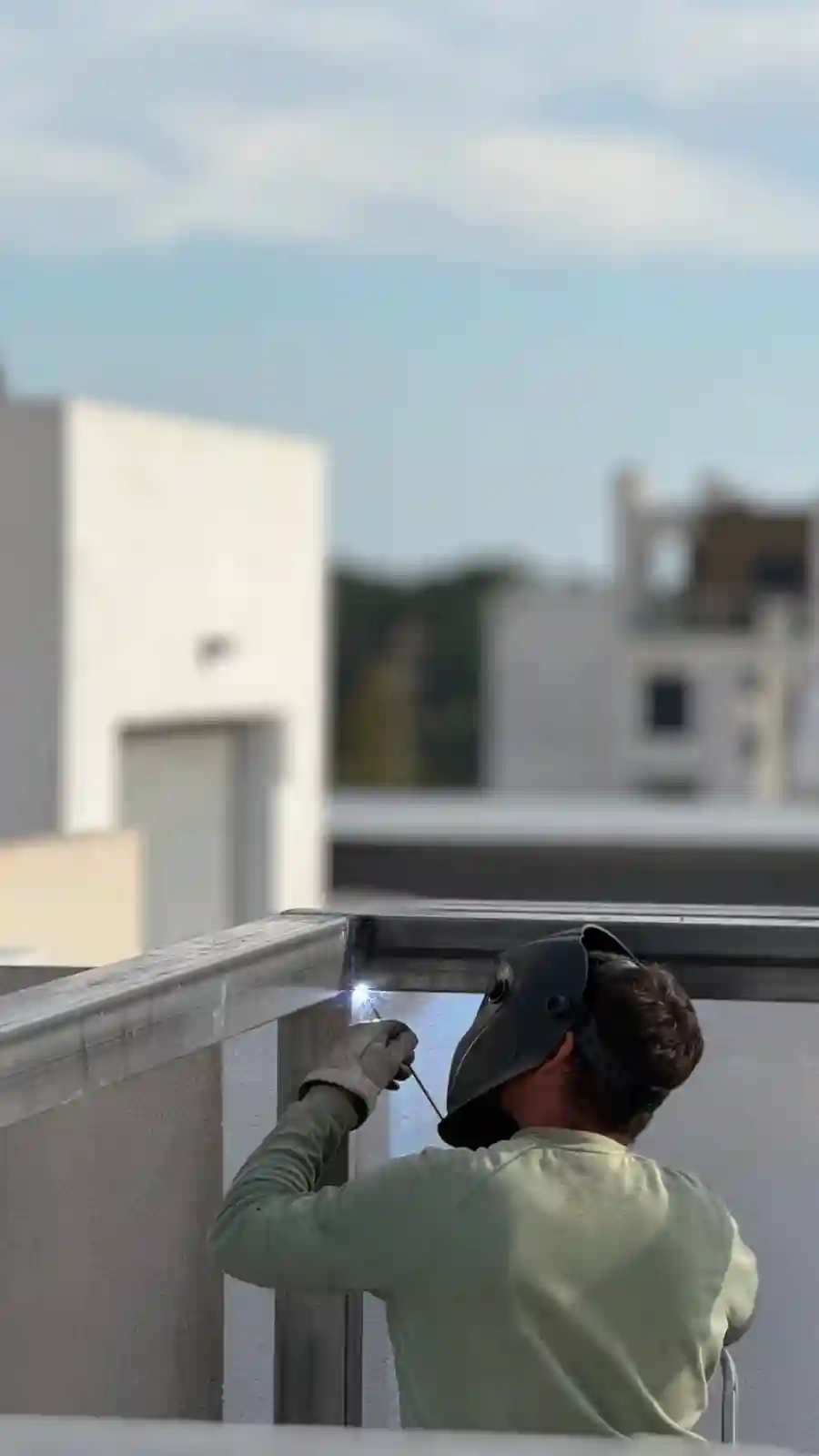 Certified welding of aluminium pergola frame — ESPENERGIA precision solar structure